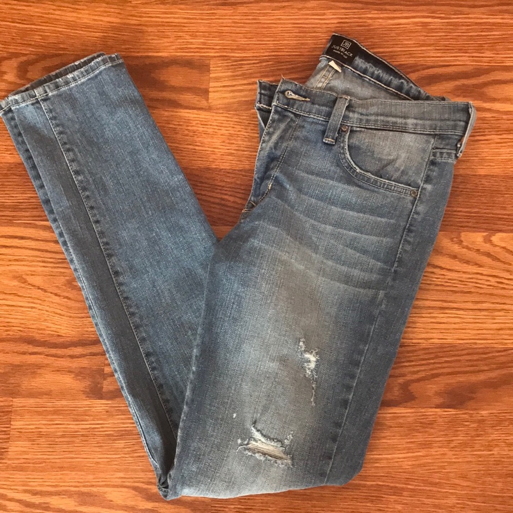 Distressed skinny jeans